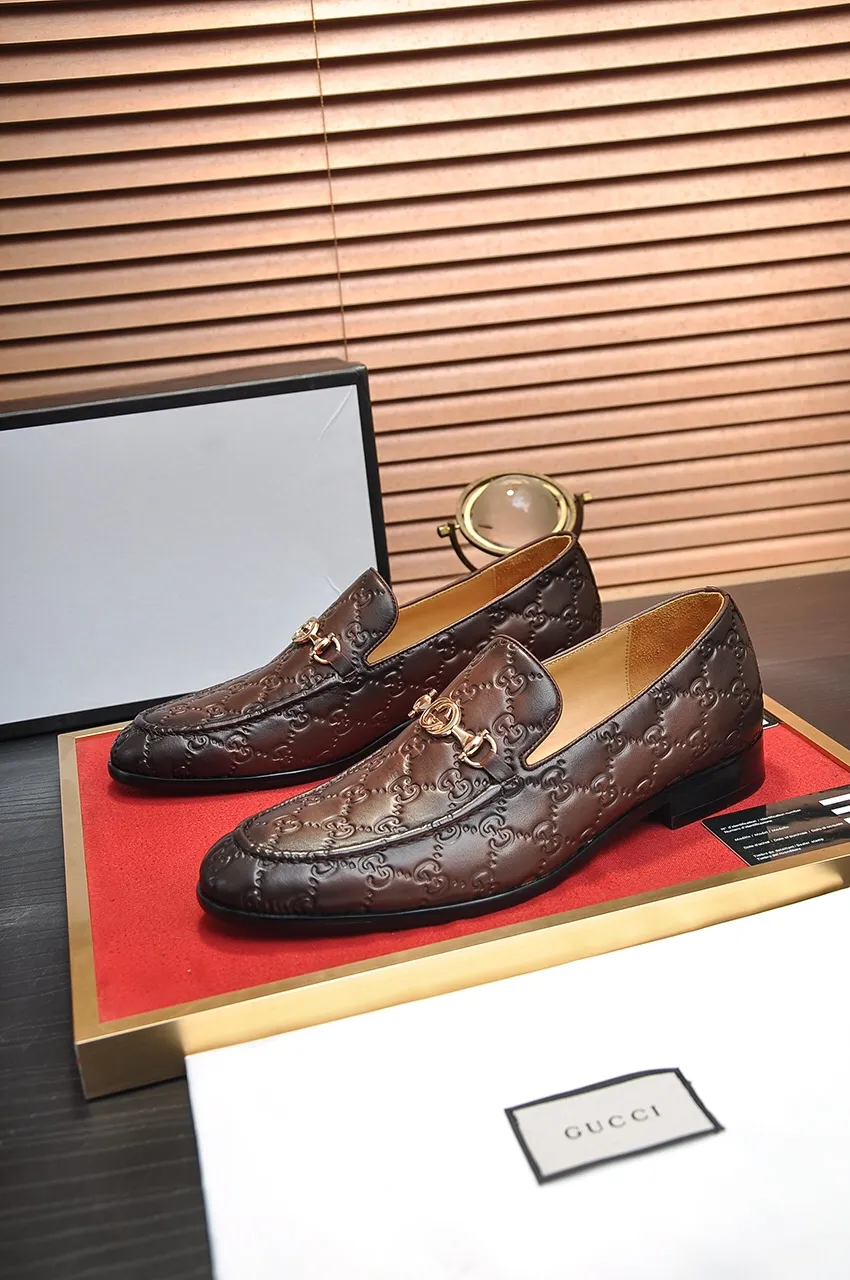 Men's shoes💰500💶Italy's top luxury men's shoe giant (GUCCI) (Gucci) (full cowhide lining) new arrival🍃Original European style🔰 Pleasant to the eye😍In order to make the shoes more durable and non-deformable🌀The production continues to follow traditional methods but there is still no lack of innovation💪Choose original sheepskin for the leather♻️ Smooth and natural And extra bright ⭐Made of imported cowhide, the first choice of rich people 38-45 (45 customized)